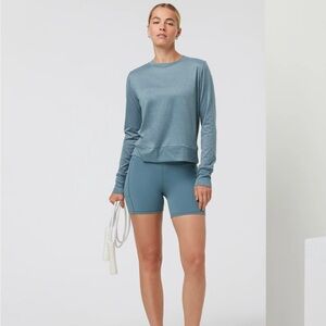 Vuori Daydream Crew in smoke blue heather. Size Medium